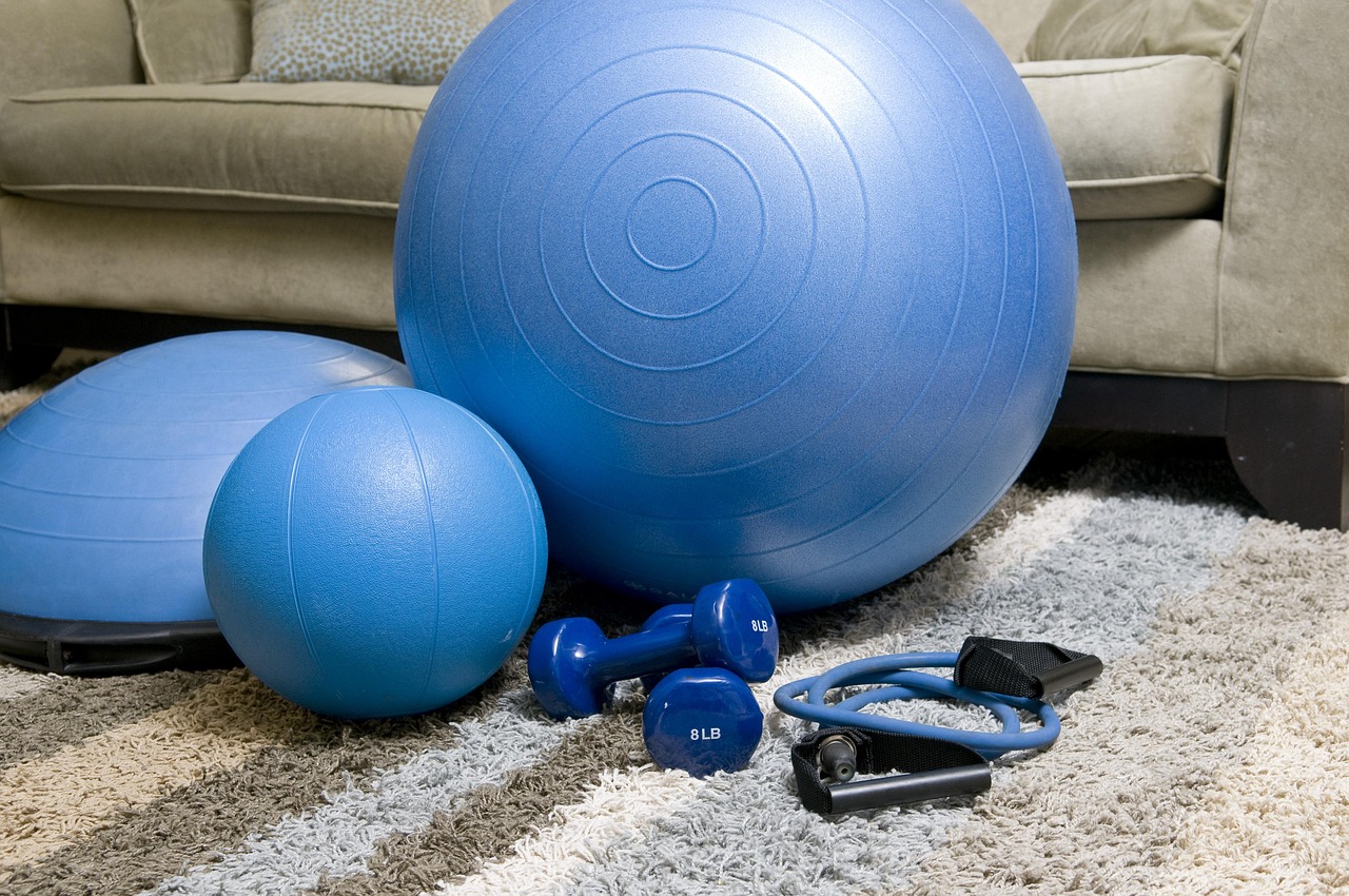 Matériel de fitness à la maison : ballons, haltères et élastique de musculation