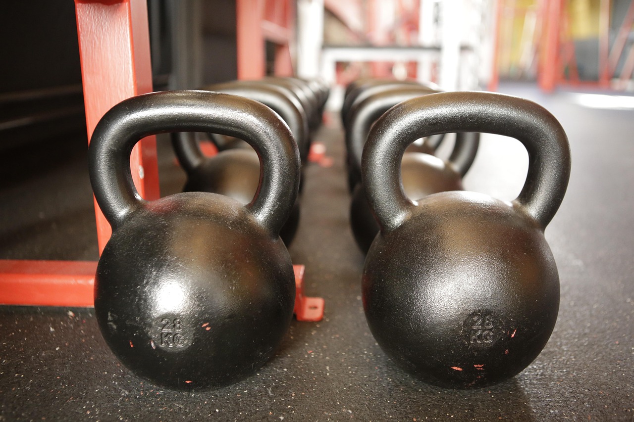 Rangée de kettlebells noires dans une salle d'entraînement